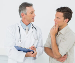 doctor-discutiendo-informes-paciente-oficina