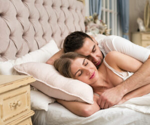 pareja-durmiendo-cama-abrazada