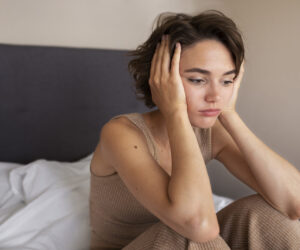 vista-lateral-mujer-experimentando-ansiedad